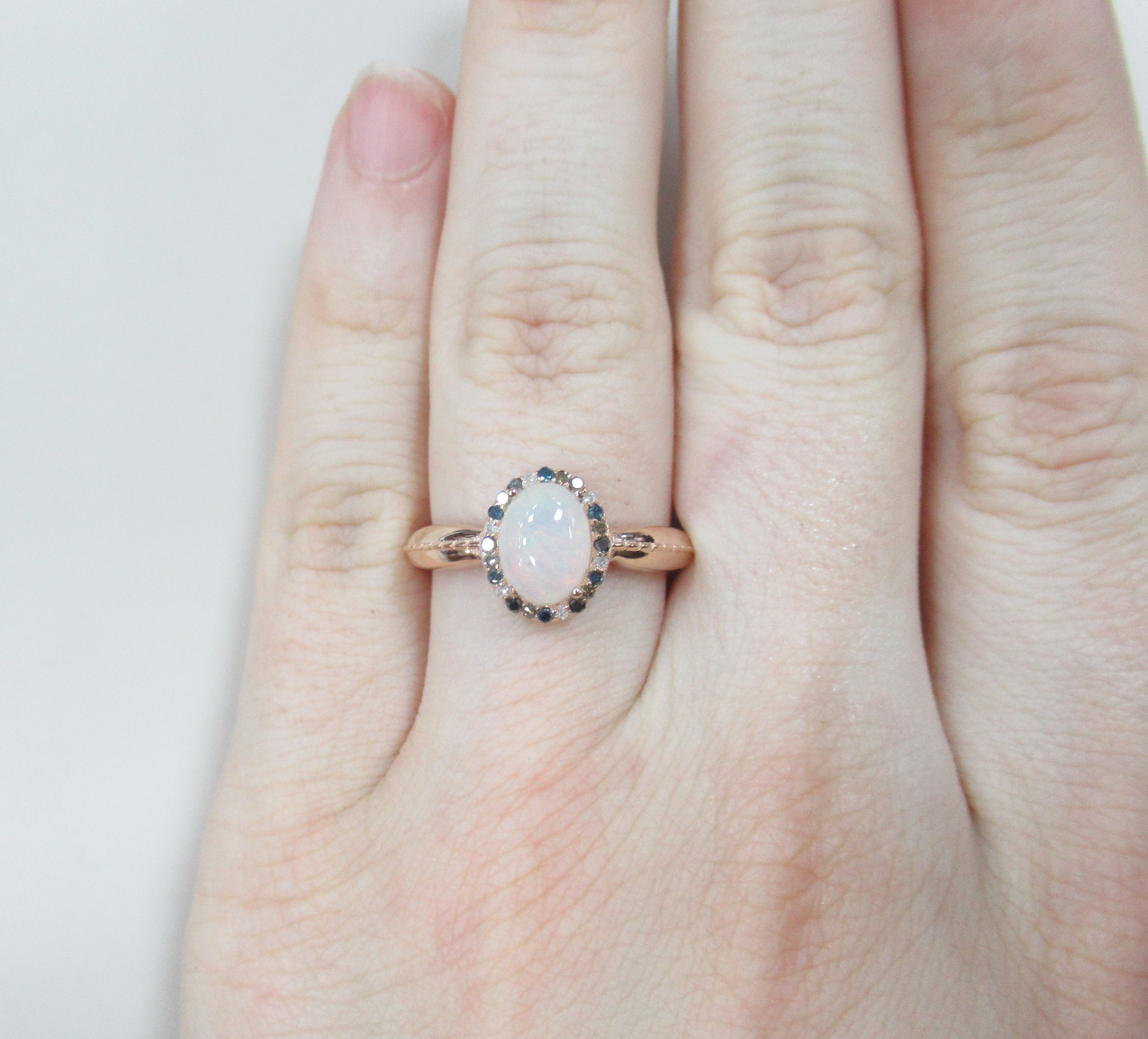 Серебряное кольцо с опалом и цветными бриллиантами